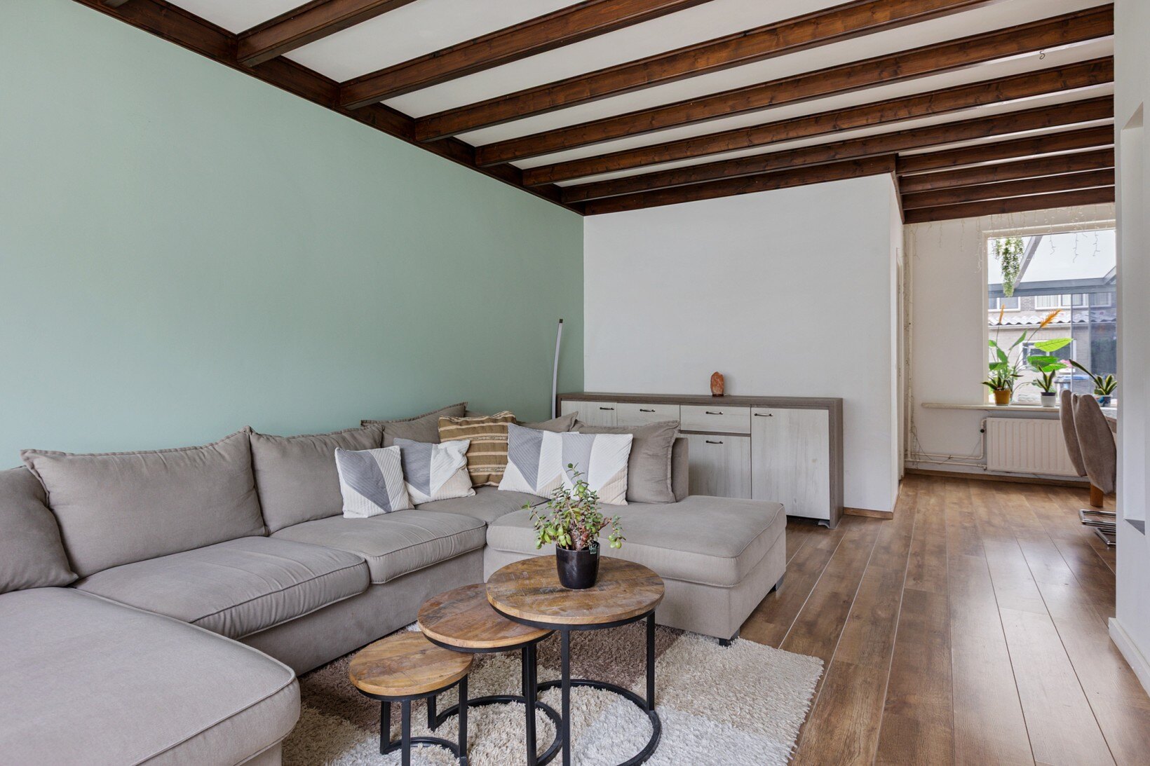 Salón con suelo de madera